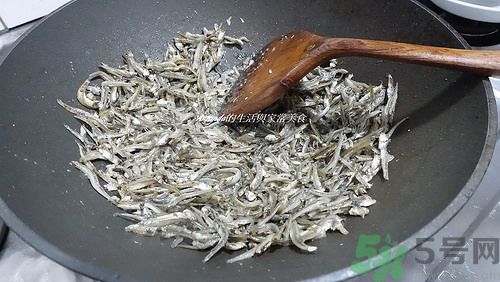 小魚干怎么炒好吃？蜜汁小魚干的做法