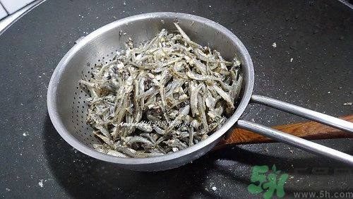 小魚干怎么炒好吃？蜜汁小魚干的做法