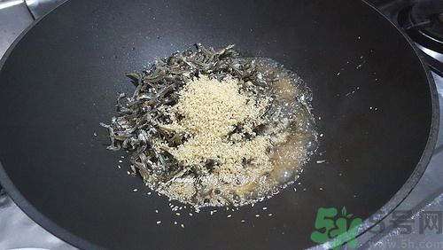 小魚干怎么炒好吃？蜜汁小魚干的做法