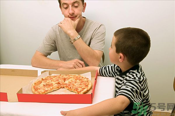 用左手吃飯可以控制食量嗎？可以達到減肥的效果嗎?