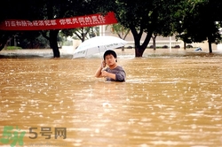 在雨水中走路容易得什么病？在雨水中走路有什么危害？