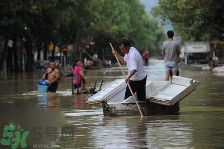 在雨水中走路容易得什么病？在雨水中走路有什么危害？