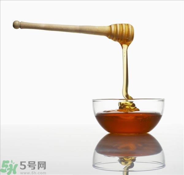 蜂蜜放久了有酒味是怎么回事？蜂蜜有酒味還能喝嗎？