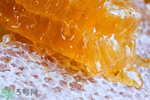 蜂蜜放久了有酒味是怎么回事？蜂蜜有酒味還能喝嗎？