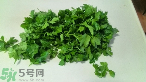 芹菜葉子可以生吃嗎?芹菜葉子生吃會(huì)怎么樣