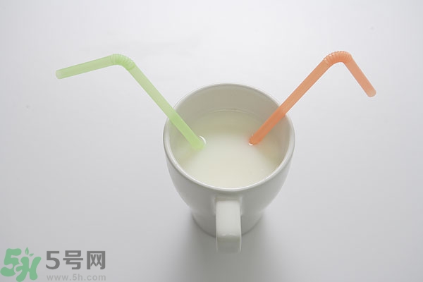 羊奶和牛奶哪個營養(yǎng)高?牛奶與羊奶哪個營養(yǎng)更好？