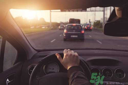 開車想睡覺怎么辦?開車打瞌睡怎么提神