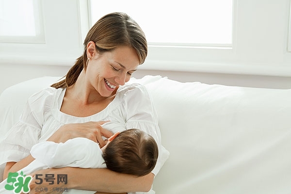 母乳常溫下可以保存多久 母乳喂養(yǎng)的正確姿勢(shì)