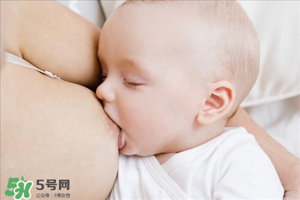 母乳常溫下可以保存多久 母乳喂養(yǎng)的正確姿勢(shì)