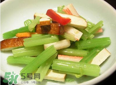 芹菜怎么炒好吃？芹菜怎么炒不苦