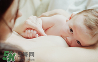 哺乳期奶水有血是什么原因？哺乳期奶水有血能喂奶嗎？