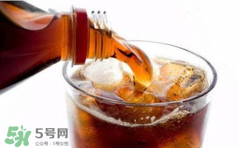 為什么喝碳酸飲料打嗝嗆鼻子？碳酸飲料為什么會(huì)冒泡