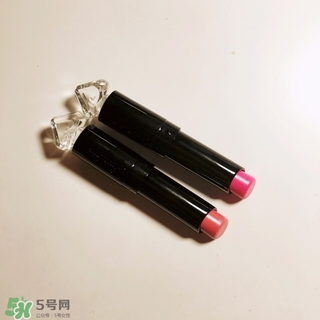 嬌蘭小黑裙唇膏061和002哪個(gè)好?