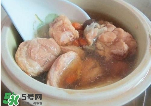 鱷魚肉燉湯要去皮嗎？鱷魚肉煲湯新鮮的好還是干的好