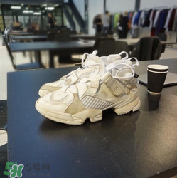 2018vetements reebok pump最新聯(lián)名運(yùn)動鞋什么樣_好看嗎？