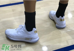 under armour curry 4 low低幫版白金配色上腳怎么樣？