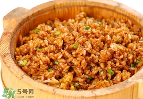 醬油炒飯?jiān)趺醋?？醬油炒飯生抽還是老抽