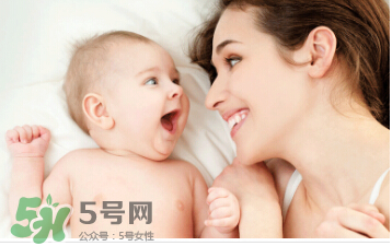 母乳喂養(yǎng)胸部一大一小怎么辦？母乳喂養(yǎng)會(huì)導(dǎo)致胸不對(duì)稱嗎？