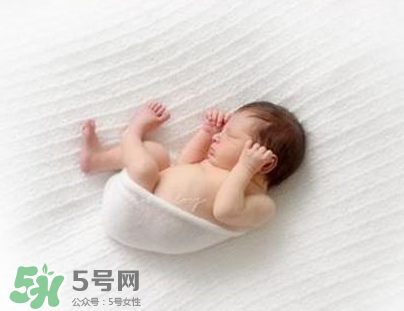 新生兒能用母乳洗臉嗎？新生兒能用母乳擦臉嗎？