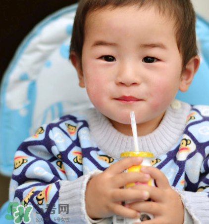 兒童能喝老年人奶粉嗎？老年人奶粉小孩能不能喝？