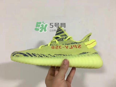 adidas yeezy boost 350 v2黃斑馬是夜光的嗎？