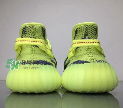 adidas yeezy boost 350 v2黃斑馬是夜光的嗎？