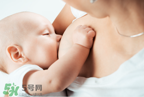 母乳喂養(yǎng)胸部會變形嗎？如何避免產后乳房變形？