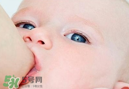 母乳喂養(yǎng)的寶寶大便怎樣正常？母乳喂養(yǎng)的寶寶需要補(bǔ)鈣嗎？