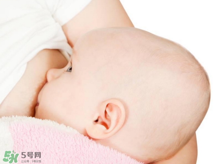 母乳喂養(yǎng)的寶寶大便怎樣正常？母乳喂養(yǎng)的寶寶需要補(bǔ)鈣嗎？