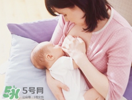 母乳喂養(yǎng)的寶寶大便怎樣正常？母乳喂養(yǎng)的寶寶需要補(bǔ)鈣嗎？