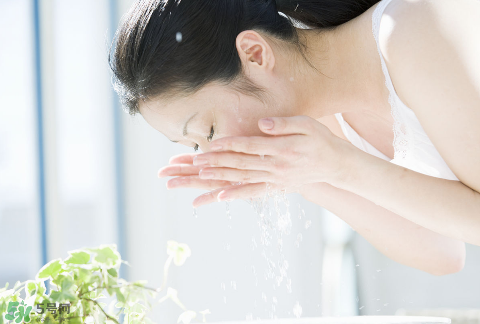 抬頭紋太重怎么辦？撫平抬頭紋只需這幾招