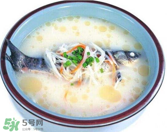 鯽魚湯里可以放什么菜最好？鯽魚燉湯放什么菜？