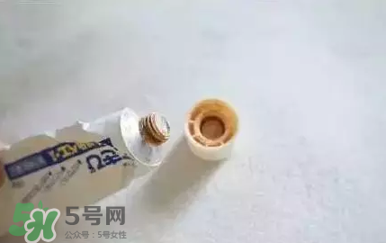 白兔暗瘡膏還是獅王祛痘膏好？兩款祛痘產(chǎn)品對(duì)比