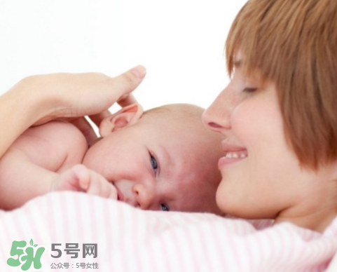 母乳寶寶一天大便幾次正常？母乳寶寶排便情況介紹