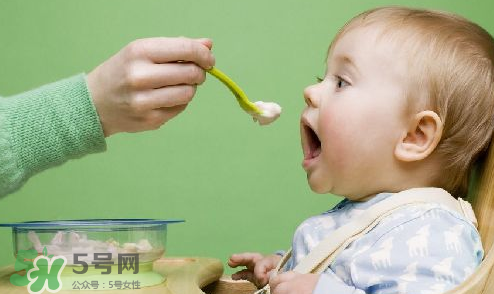 母乳寶寶幾個(gè)月添加輔食？母乳寶寶添加輔食的時(shí)間介紹