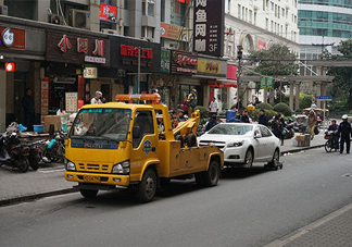 汽車拖車費(fèi)能報嗎？汽車的前后拖車孔怎么打開？