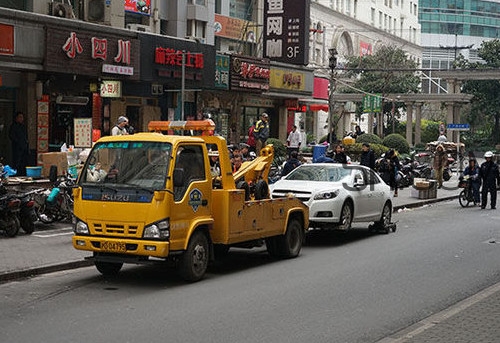 汽車拖車費(fèi)能報(bào)嗎？汽車的前后拖車孔怎么打開？