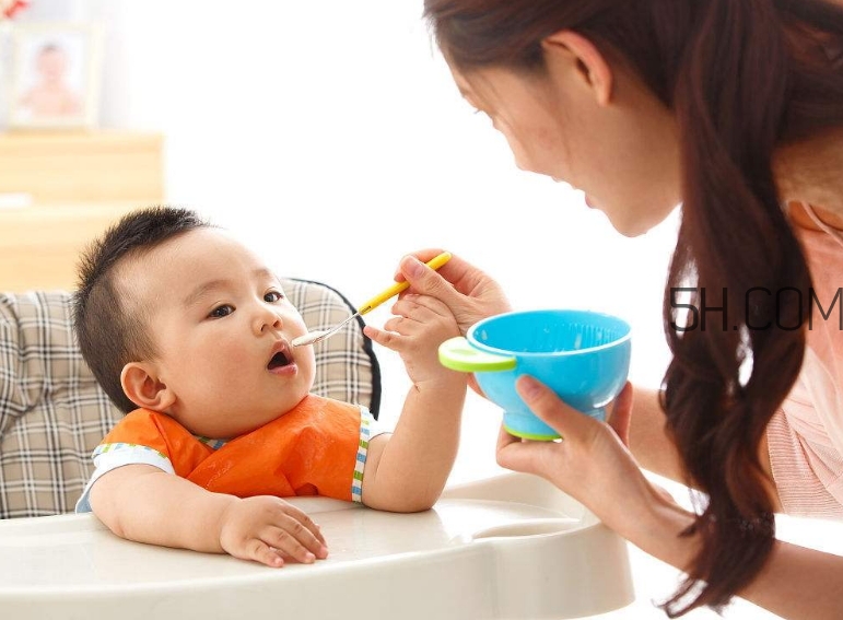 寶寶多大可以自己吃飯？如何讓寶寶愛上吃飯？