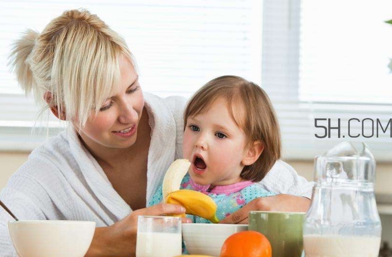 寶寶多大可以自己吃飯？如何讓寶寶愛上吃飯？