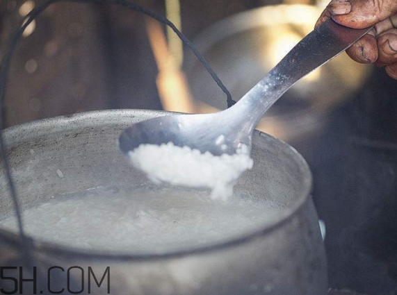 煮飯怎么不粘鍋？煮飯能用開水嗎