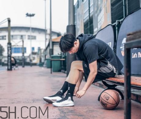 under armour curry 4黑白配色上腳效果怎么樣？