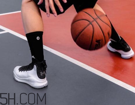 under armour curry 4黑白配色上腳效果怎么樣？