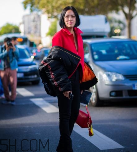 黑色飛行夾克怎么搭配？黑色飛行員夾克搭配女