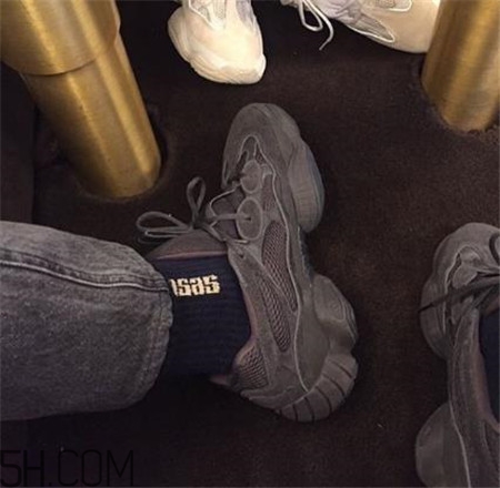 yeezy 500 desert rat純黑配色實(shí)物什么樣？