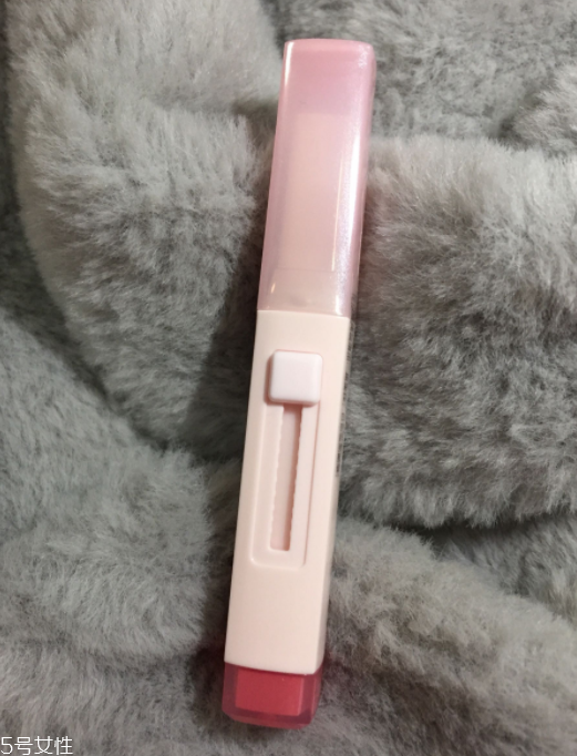 蘭芝V型唇膏01號色是什么樣的？淡粉色很溫婉