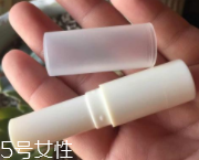 潤(rùn)唇膏要怎么清潔？用前刮掉一層