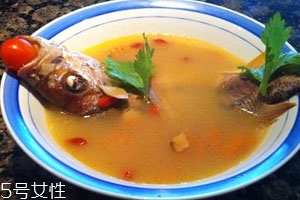 魚(yú)湯可以放胡蘿卜嗎 胡蘿卜魚(yú)湯食譜