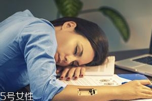 熬夜長(zhǎng)膘什么原因？疲勞使人食欲大開