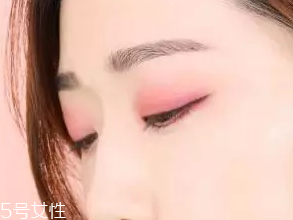 無妝眼影怎么畫？巧用粉色系眼影