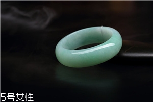 翡翠手鐲怎么養(yǎng)才能透？養(yǎng)翡翠的關(guān)鍵小竅門